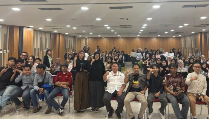 Ratusan mahasiswa menghadiri nobar film dokumenter Pesta Babi di Universitas MH Thamrin dan berdiskusi soal Papua.