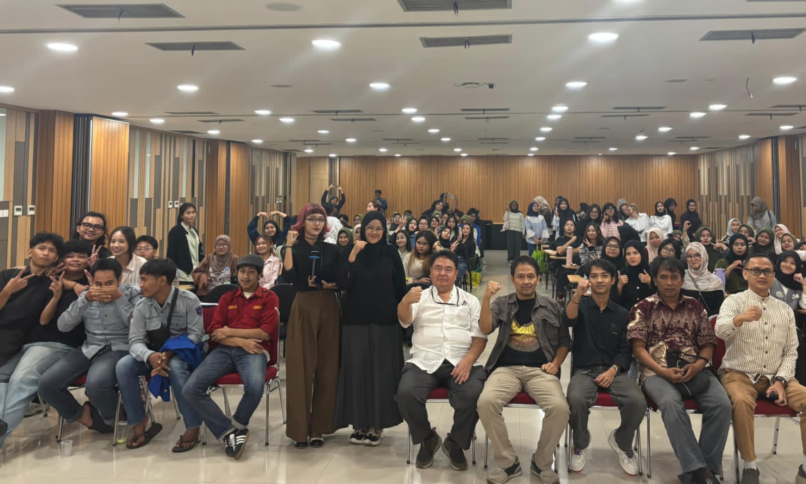 Ratusan mahasiswa menghadiri nobar film dokumenter Pesta Babi di Universitas MH Thamrin dan berdiskusi soal Papua.