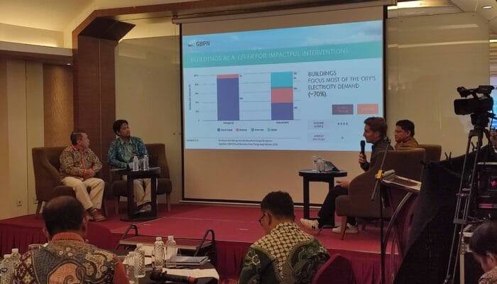 Tangsel memperkuat strategi penurunan emisi karbon melalui pedoman bangunan ramah lingkungan dengan fokus efisiensi energi sektor gedung.