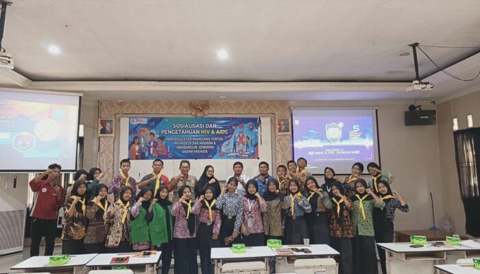 WPA Desa Tegal Kunir Lor edukasi pelajar SMK Negeri 5 Kabupaten Tangerang soal pencegahan HIV/AIDS lewat peer educator.