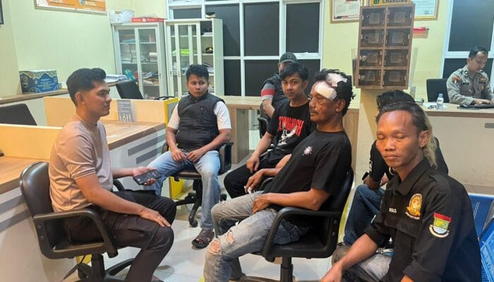 Keributan di Lapo Sopo Tigaraksa berujung pengeroyokan, korban luka kepala, polisi selidiki pelaku dan motif kejadian.