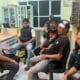 Keributan di Lapo Sopo Tigaraksa berujung pengeroyokan, korban luka kepala, polisi selidiki pelaku dan motif kejadian.