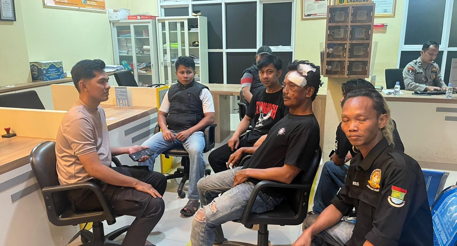 Keributan di Lapo Sopo Tigaraksa berujung pengeroyokan, korban luka kepala, polisi selidiki pelaku dan motif kejadian.