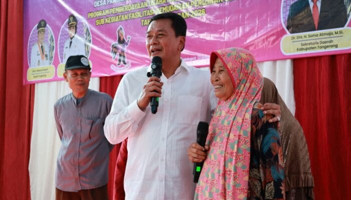 Bupati Tangerang fasilitasi modal lunak dan bantuan peralatan usaha guna mendukung pengembangan UMKM pesisir.