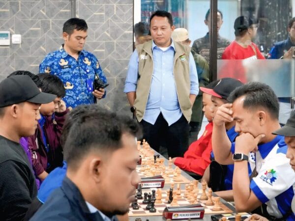 Puluhan Buruh Adu Strategi di Papan Catur, Dari Pabrik ke Arena Pikiran