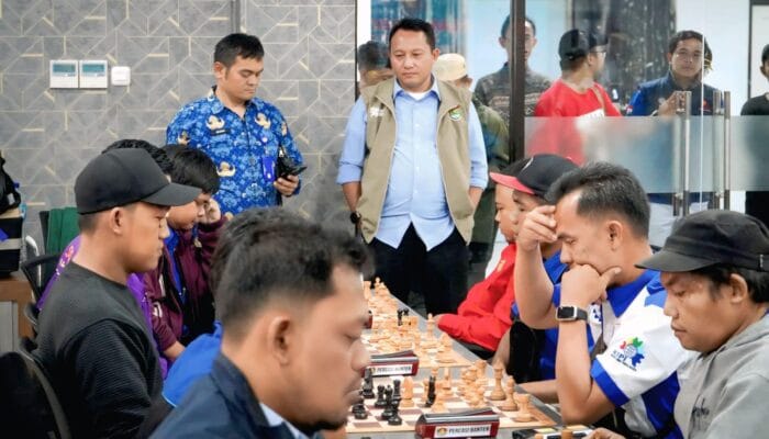 Turnamen catur POB 2026 di Tangerang berlangsung sengit. Buruh adu strategi, konsentrasi, dan mental hingga babak akhir.