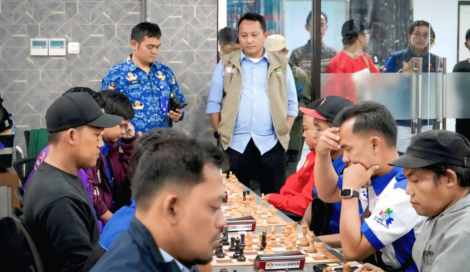 Turnamen catur POB 2026 di Tangerang berlangsung sengit. Buruh adu strategi, konsentrasi, dan mental hingga babak akhir.