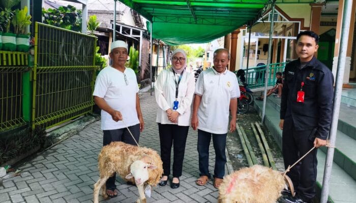 Citiplaza Kutabumi memperkuat kepedulian sosial melalui program CSR dengan menyalurkan hewan kurban kepada masyarakat.