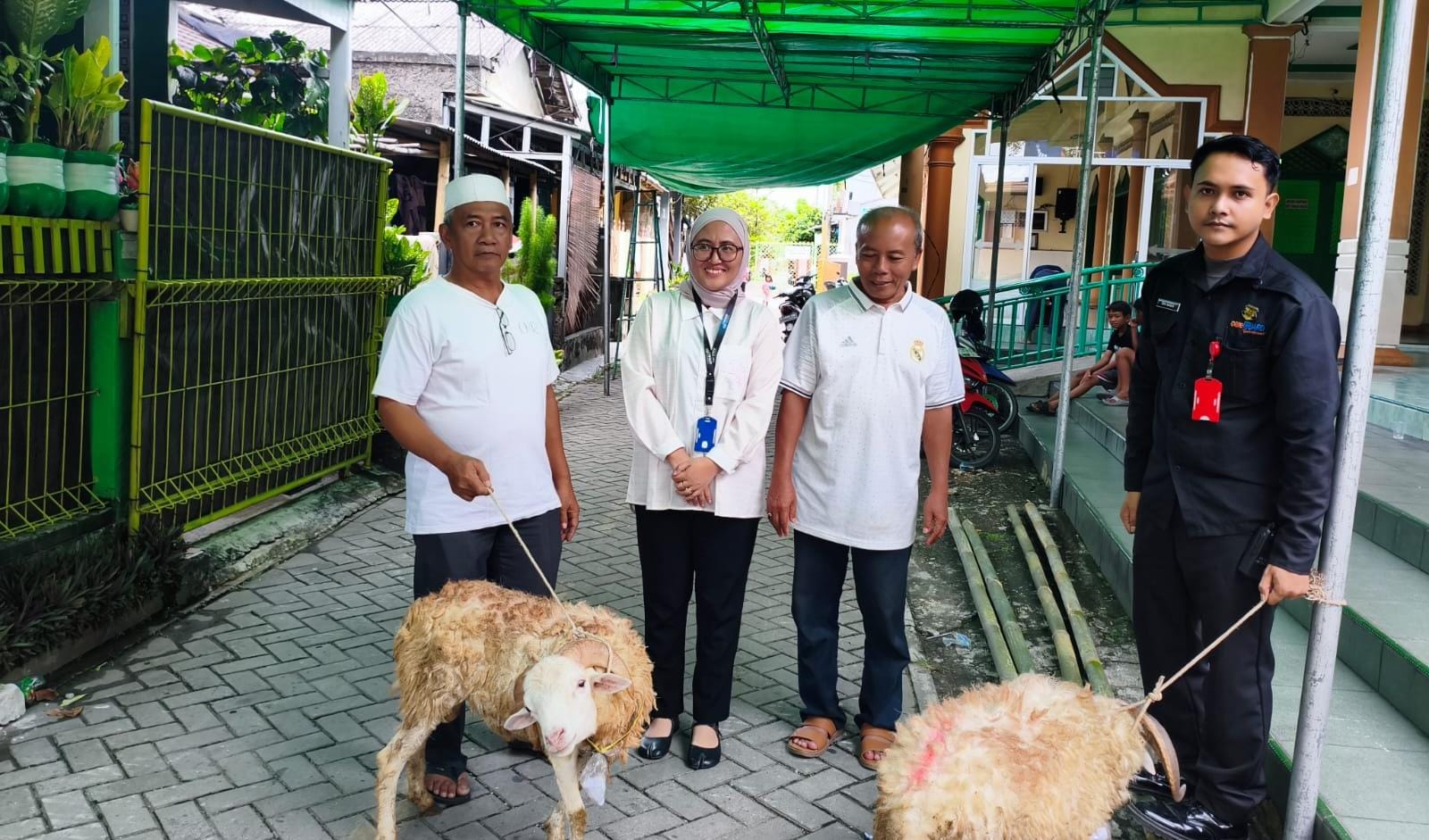 Citiplaza Kutabumi memperkuat kepedulian sosial melalui program CSR dengan menyalurkan hewan kurban kepada masyarakat.