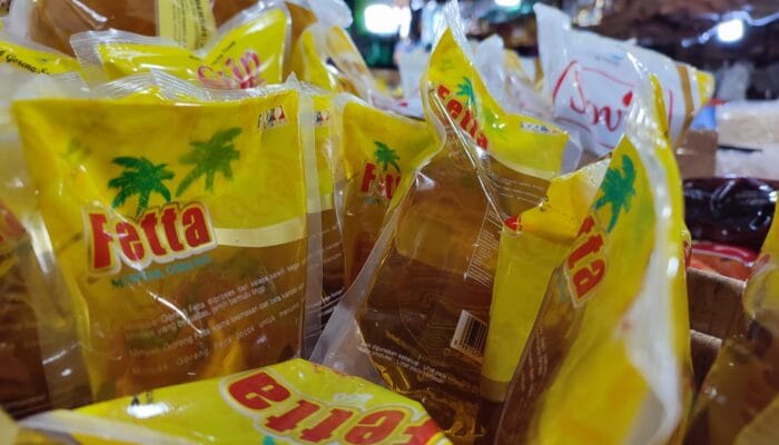 Harga minyak dunia naik berdampak pada minyak goreng di Tangsel. Biaya produksi dan distribusi meningkat, harga sulit ditekan.