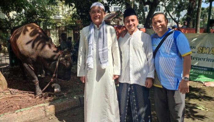 Program kurban Al-Azhar BSD menjadi sarana pendidikan karakter untuk menanamkan empati dan kepedulian sosial siswa.