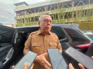Wali Kota Tangsel Benyamin Davnie mengimbau warga tidak memakai kantong plastik saat pembagian daging kurban Idul Adha.