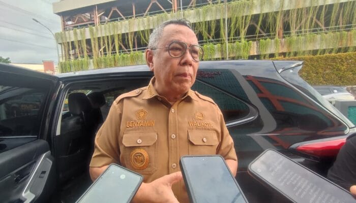 Wali Kota Tangsel Benyamin Davnie mengimbau warga tidak memakai kantong plastik saat pembagian daging kurban Idul Adha.