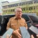 Wali Kota Tangsel Benyamin Davnie mengimbau warga tidak memakai kantong plastik saat pembagian daging kurban Idul Adha.