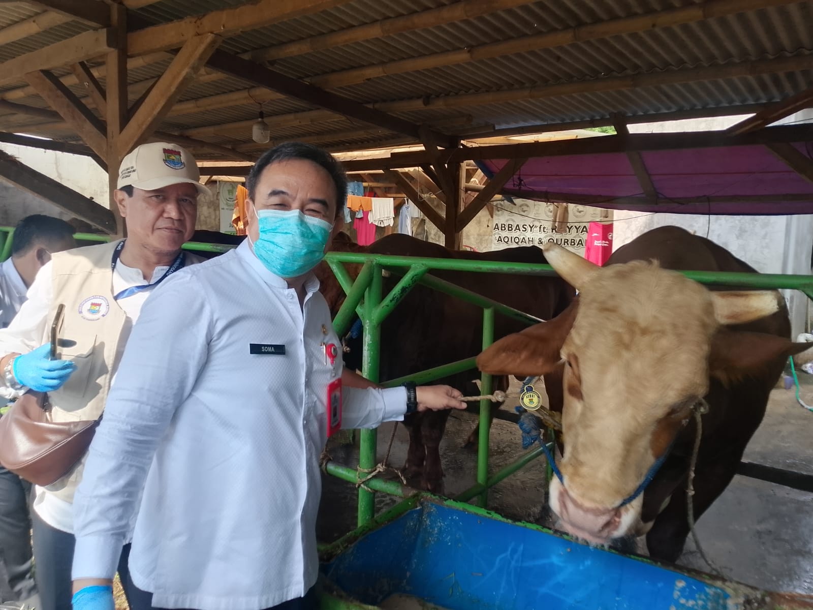 Sekda Tangerang turun langsung memantau pemeriksaan hewan kurban di Cikupa untuk memastikan kondisi sehat dan memenuhi standar ASUH.