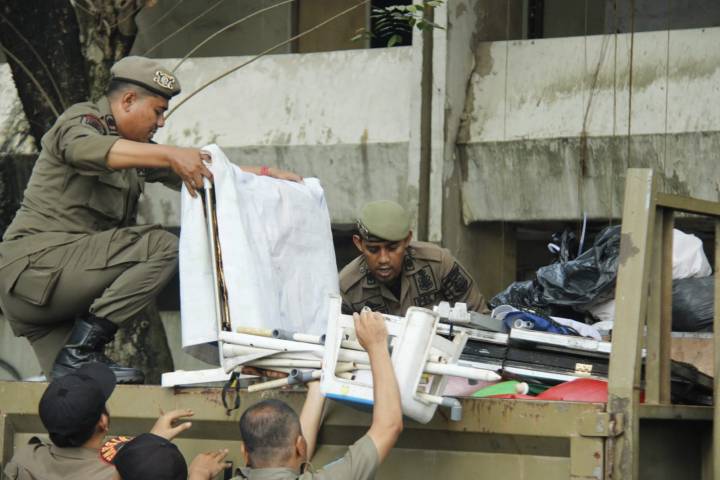 Satpol PP Kota Tangerang menertibkan PKL di sejumlah titik strategis mulai Alun-Alun Ahmad Yani hingga Jalan Sudirman.