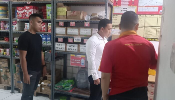 Kawanan rampok bersenjata tajam dan diduga senpi menggasak uang puluhan juta rupiah dari brankas minimarket di Cisoka.
