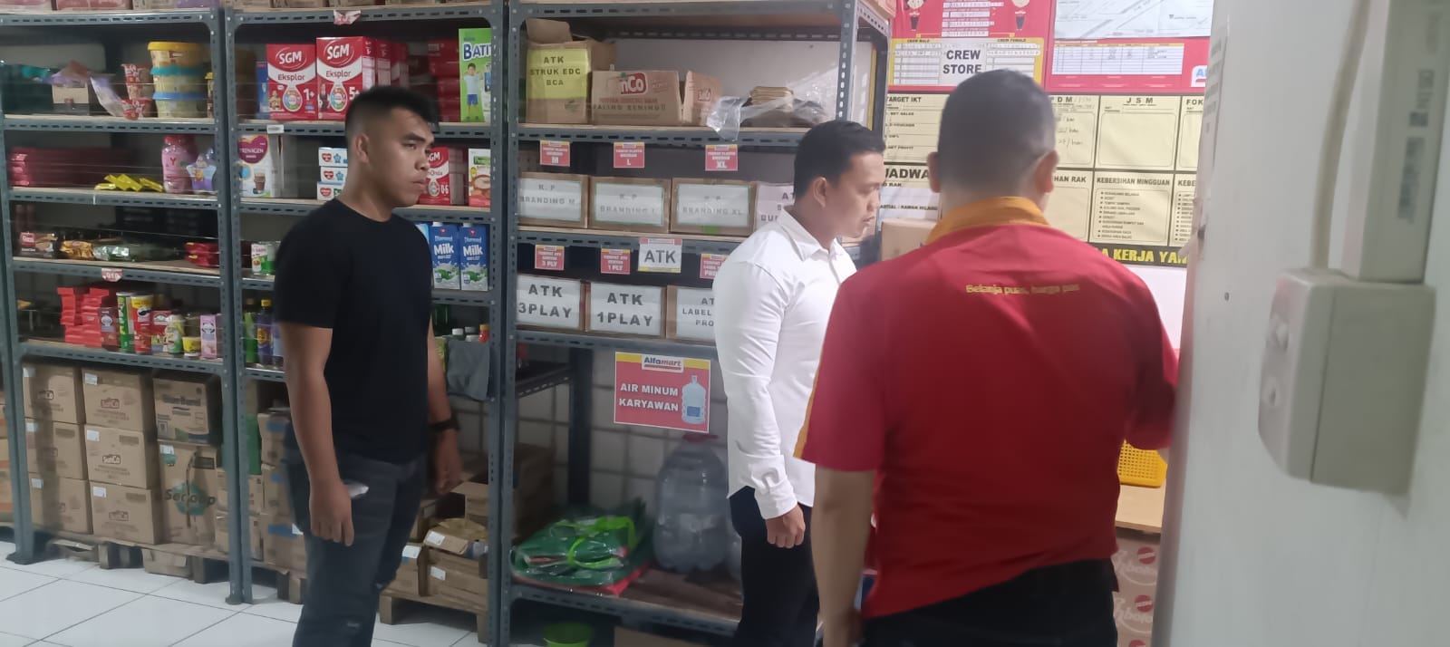 Kawanan rampok bersenjata tajam dan diduga senpi menggasak uang puluhan juta rupiah dari brankas minimarket di Cisoka.