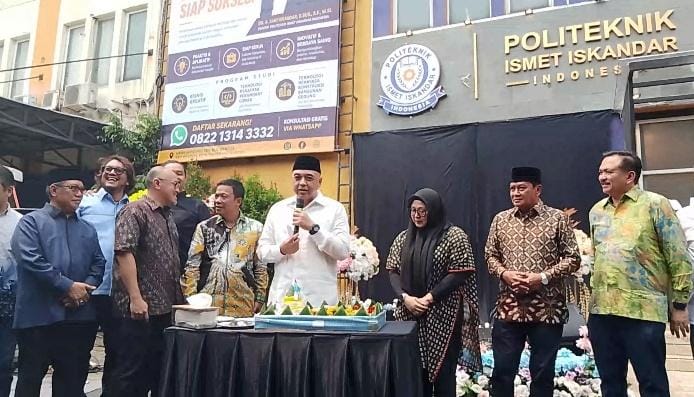 Ahmed Zaki Iskandar dan Intan Nurul Hikmah resmikan Politeknik Ismet Iskandar di Ciledug pada Hari Pendidikan Nasional.