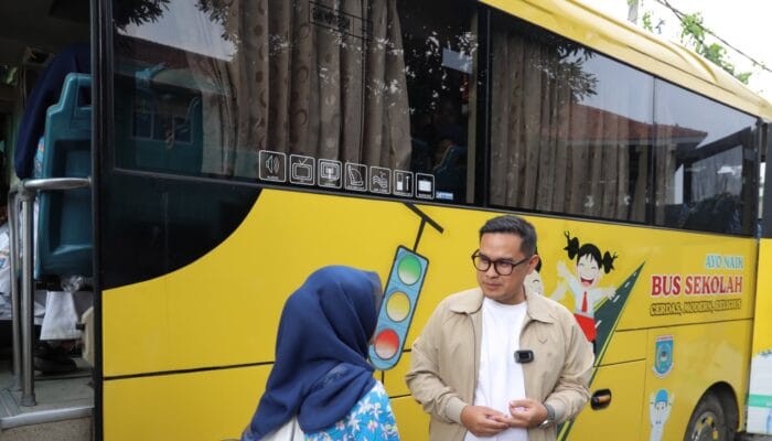 Pemkot Tangsel berkomitmen memperluas jangkauan bus sekolah gratis demi mendukung akses transportasi aman bagi pelajar.