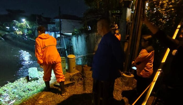 Satu rumah di bantaran Kali Ciputat amblas akibat abrasi. Kondisi turap rusak picu ancaman longsor bagi warga sekitar.