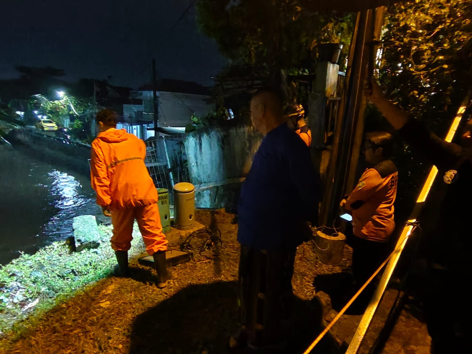 Satu rumah di bantaran Kali Ciputat amblas akibat abrasi. Kondisi turap rusak picu ancaman longsor bagi warga sekitar.