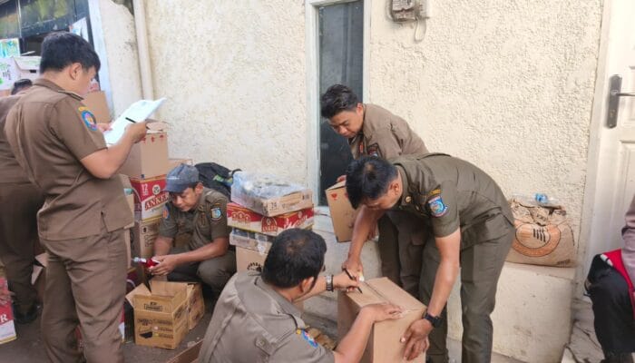 Satpol PP Tangsel menggelar razia miras di Serpong sebagai upaya menjaga kondusivitas wilayah dan penegakan Perda ketertiban umum.