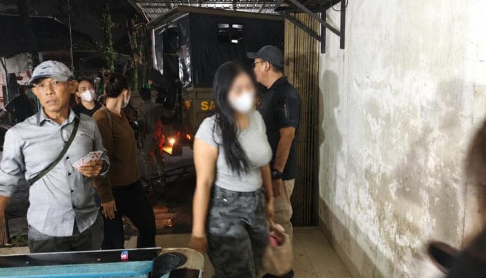 Satpol PP Tangsel razia tempat pijat dan tempat biliar di Serpong Utara serta Bintaro, amankan 12 terapis dan sita 283 botol miras.