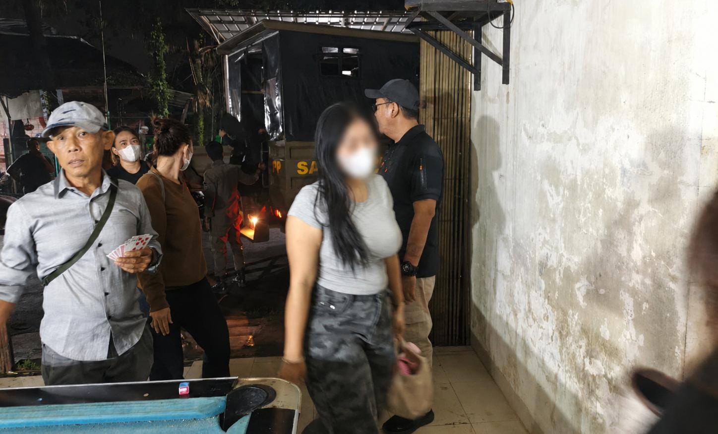 Satpol PP Tangsel razia tempat pijat dan tempat biliar di Serpong Utara serta Bintaro, amankan 12 terapis dan sita 283 botol miras.