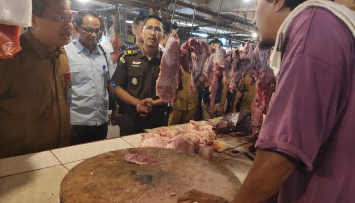 Pemkot Tangsel menemukan kenaikan harga bahan pokok saat sidak di Pasar Serpong jelang Idul Adha 1447 Hijriah.