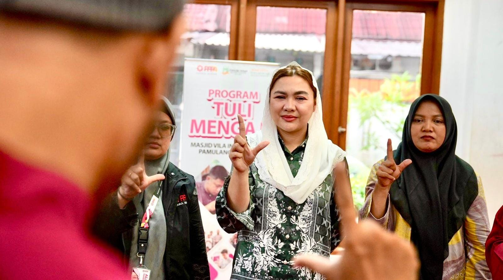Vicky Shu tersentuh belajar Al-Qur’an dengan bahasa isyarat bersama santri tunarungu, soroti pentingnya akses inklusif bagi disabilitas.