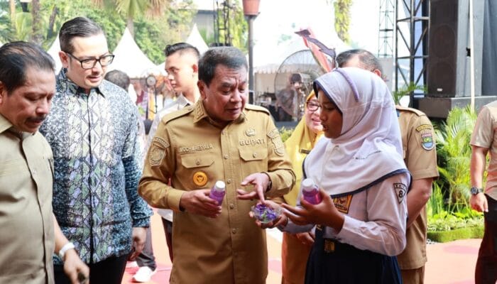 Bupati Tangerang mengapresiasi komitmen Sinarmas Land dalam mendukung pendidikan melalui Program Sekolah BERHATI dan bantuan pendidikan.