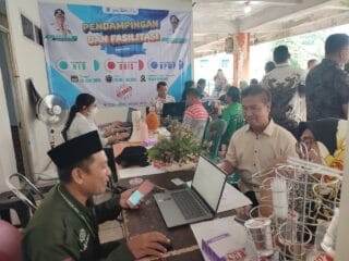 DPMPTSP Tangsel menghadirkan layanan NIB, sertifikasi halal, QRIS, dan NPWP langsung di Pasar Serpong guna memudahkan pelaku usaha.