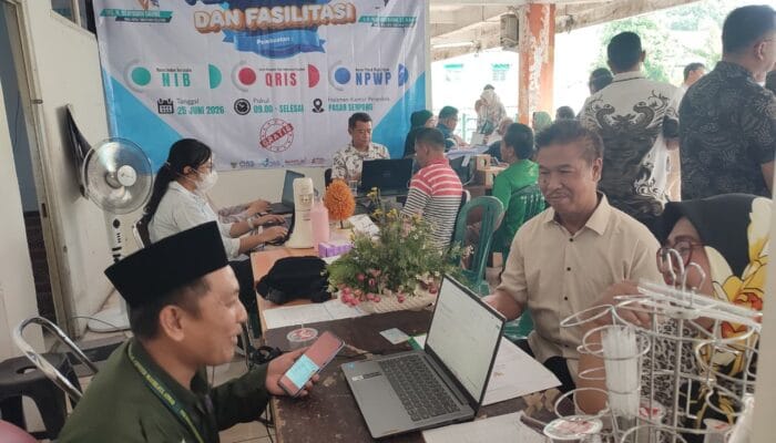 DPMPTSP Tangsel menghadirkan layanan NIB, sertifikasi halal, QRIS, dan NPWP langsung di Pasar Serpong guna memudahkan pelaku usaha.