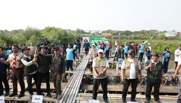Deklarasi Environmental Journalist Network di Tangerang diwarnai penanaman 10 ribu mangrove sebagai aksi nyata pelestarian lingkungan.