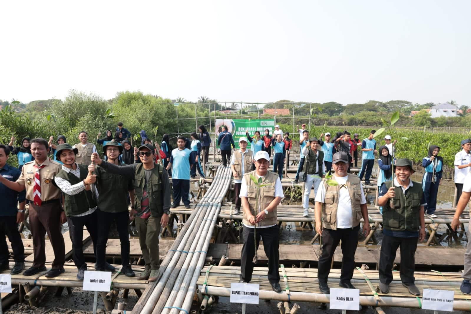 Deklarasi Environmental Journalist Network di Tangerang diwarnai penanaman 10 ribu mangrove sebagai aksi nyata pelestarian lingkungan.