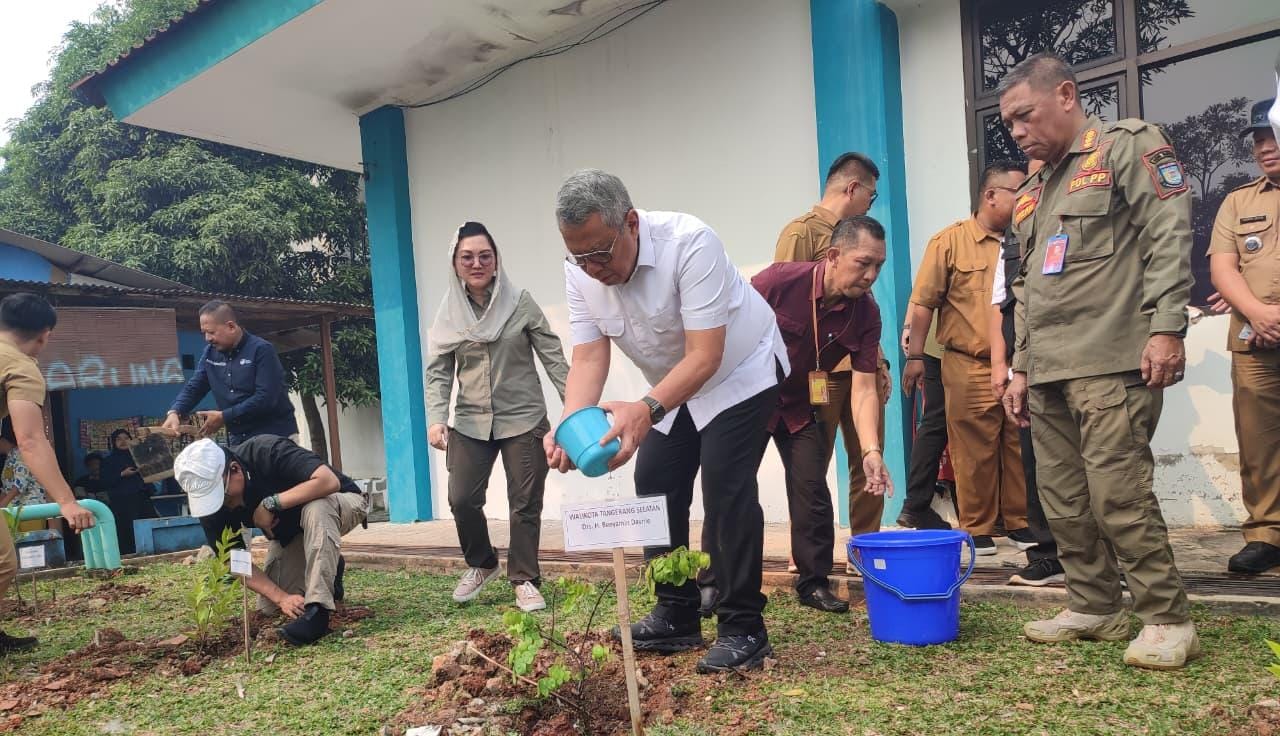 HUT ke-33 IBLAM diwarnai hibah 2.300 bibit pohon dan lima beasiswa S1 Hukum bagi putra-putri terbaik Kota Tangsel.