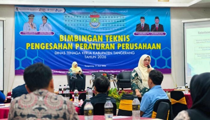 Disnaker Kabupaten Tangerang gelar bimtek PKB dan PP agar perusahaan patuh aturan ketenagakerjaan serta ciptakan hubungan industrial harmonis.