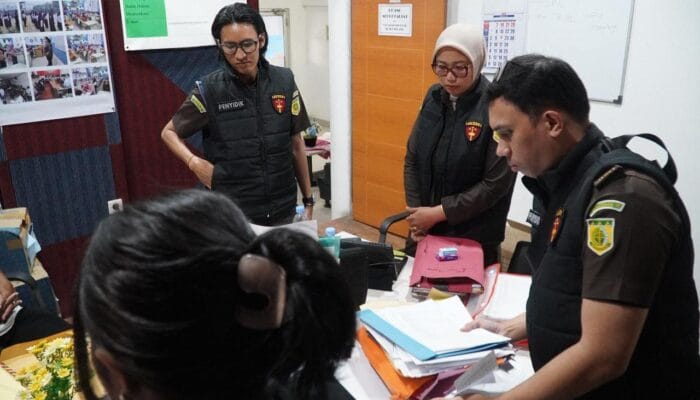 Kejari Kabupaten Tangerang menggeledah PKBM Indonesia Negeriku dan yayasan terkait dalam penyidikan dugaan korupsi dana BOP.