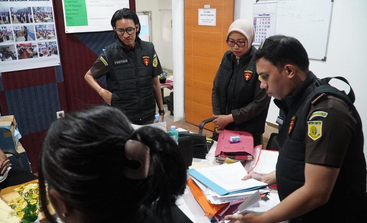 Kejari Kabupaten Tangerang menggeledah PKBM Indonesia Negeriku dan yayasan terkait dalam penyidikan dugaan korupsi dana BOP.