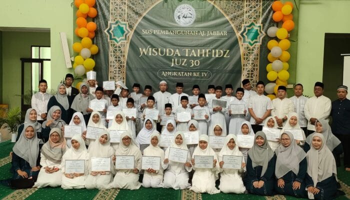 SDS Pembangunan Al Jabbar menggelar Wisuda Tahfidz Juz 30 Angkatan IV di Masjid Agung Al-Jabbar, apresiasi siswa penghafal Al-Qur’an.