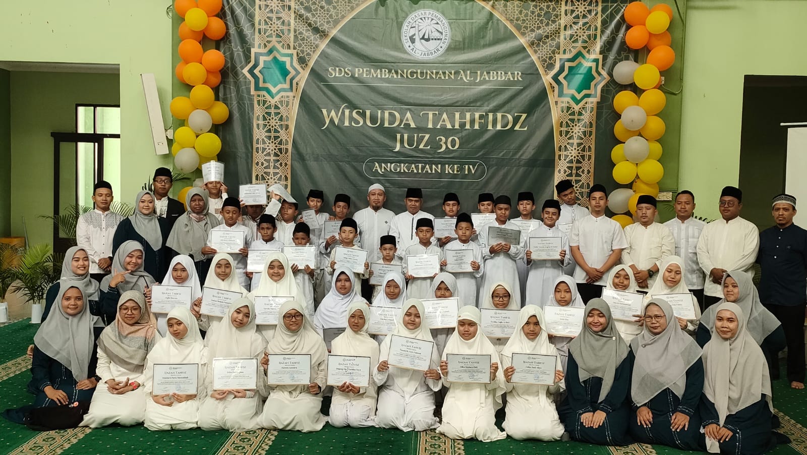 SDS Pembangunan Al Jabbar menggelar Wisuda Tahfidz Juz 30 Angkatan IV di Masjid Agung Al-Jabbar, apresiasi siswa penghafal Al-Qur’an.
