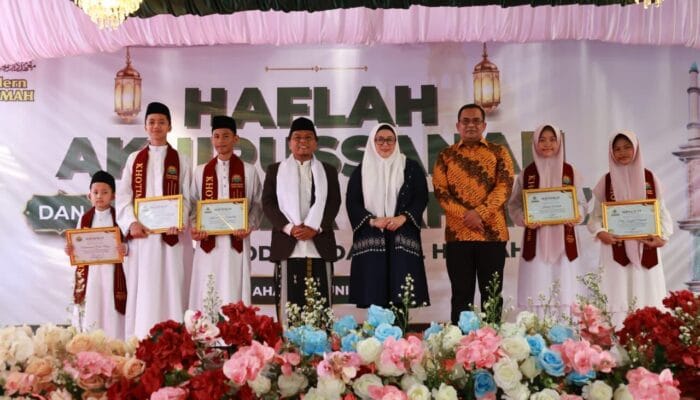 Sebanyak 183 santri Pondok Modern Daarul Hikmah Sukadiri diwisuda. Wabup Tangerang buka peluang studi melalui Tangerang Gemilang.