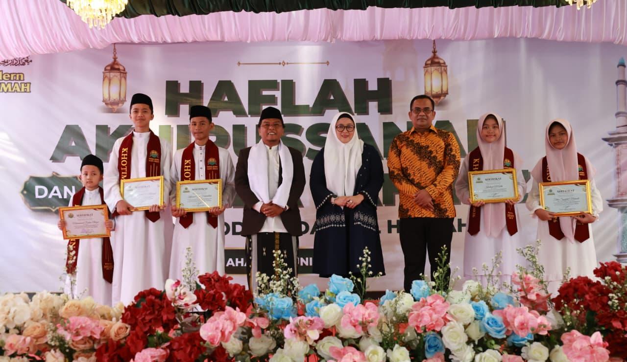 Sebanyak 183 santri Pondok Modern Daarul Hikmah Sukadiri diwisuda. Wabup Tangerang buka peluang studi melalui Tangerang Gemilang.