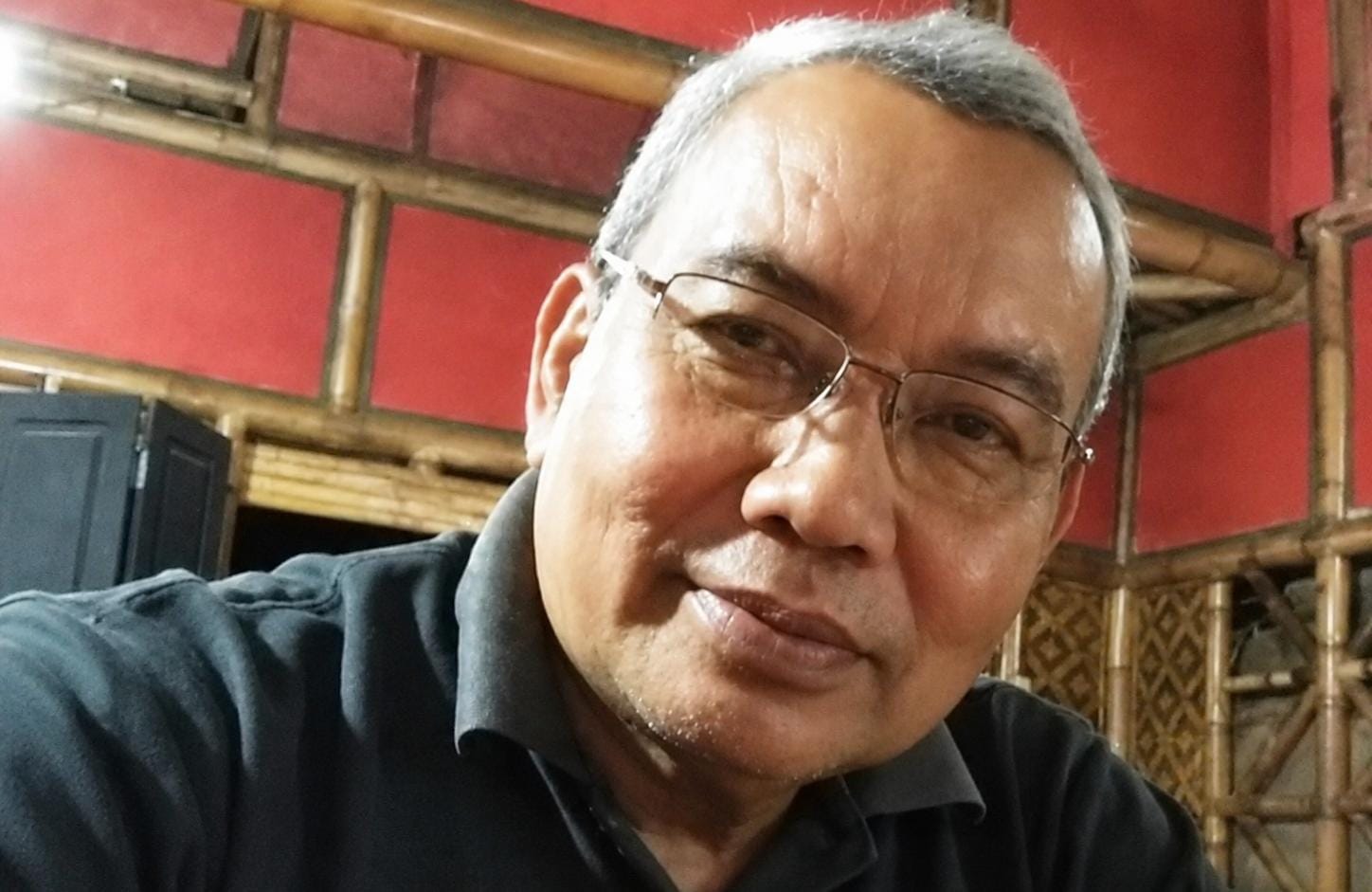 Pancasila sering diperingati secara seremonial, tetapi pengamalannya masih diuji oleh korupsi, ketimpangan, dan krisis persatuan bangsa.