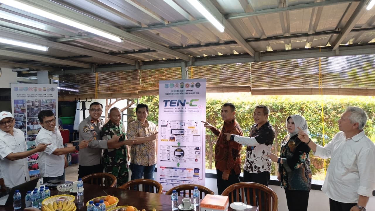 Poskamling RW 10 Cipayung menghadirkan sistem keamanan berbasis aplikasi yang memadukan teknologi digital dan partisipasi warga.
