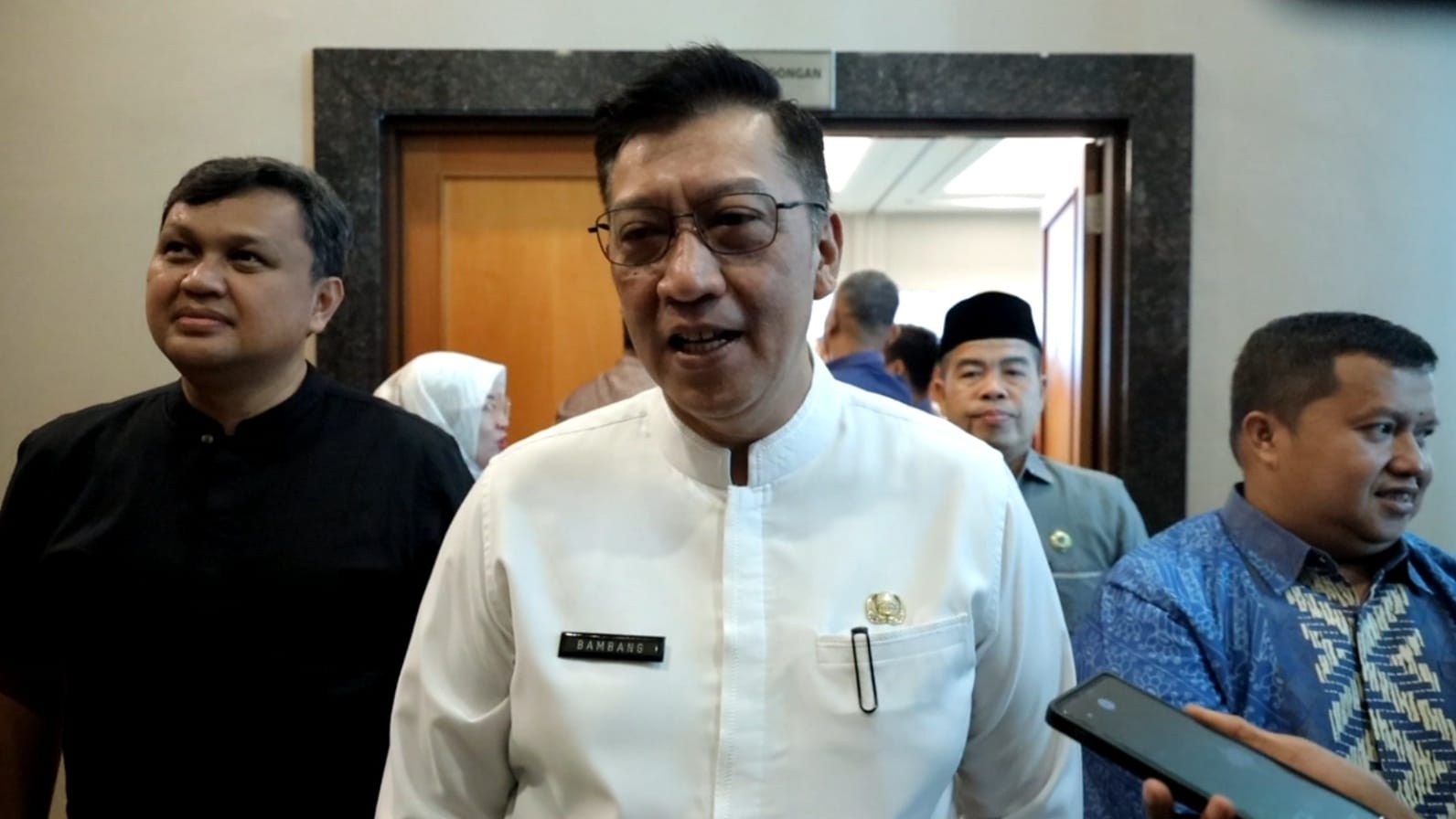 Pemkot Tangsel memastikan siswa yang tidak diterima di SMP negeri tetap dapat bersekolah melalui program bantuan pendidikan.
