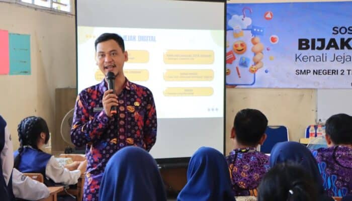 Diskominfo Kabupaten Tangerang mengedukasi siswa SMPN 2 Tigaraksa tentang literasi digital guna mencegah dampak negatif internet.