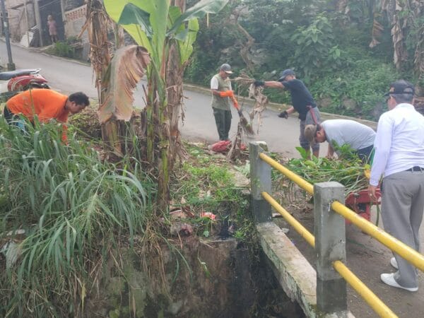 DLH Tangsel Libatkan Warga Bersihkan Kali Cirompang Lewat Program Prokasih