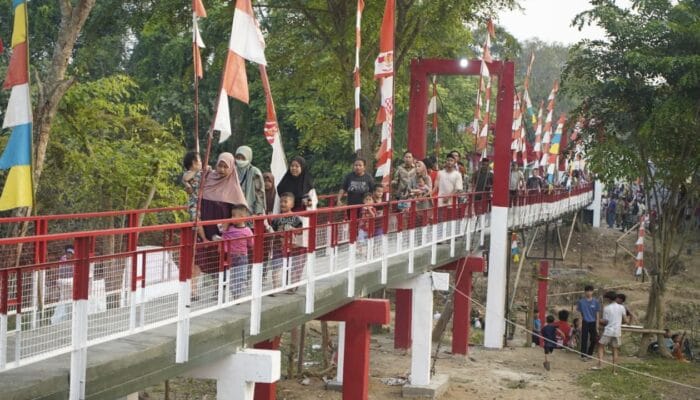 Jembatan Garuda Kodim 0510 menjadi bukti sinergi pemerintah, TNI, dan Polri dalam menghadirkan infrastruktur bagi masyarakat desa.